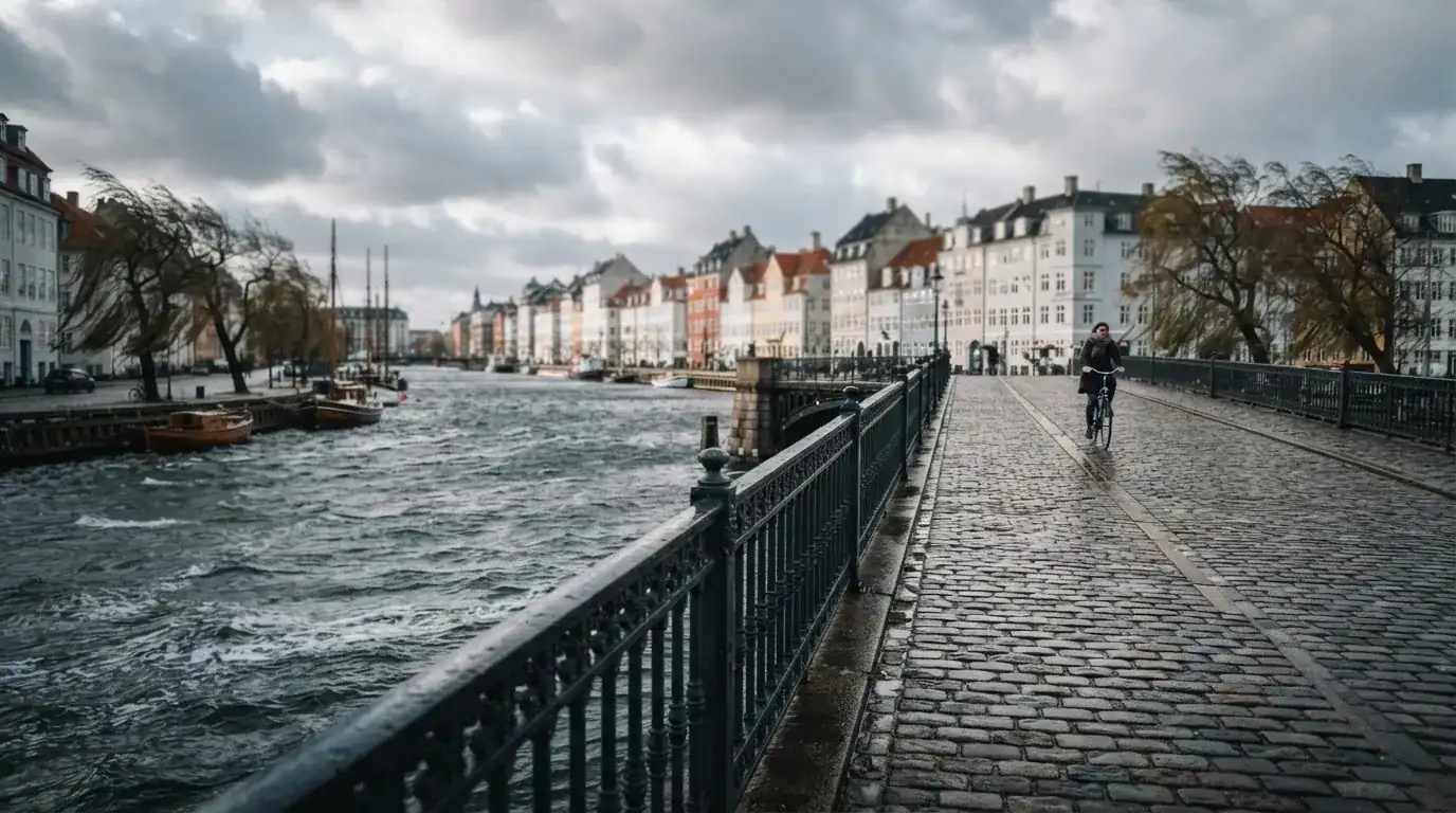 Bro över ett vattendrag i en nordisk stad en blåsig morgon — svenska casinon på ios